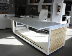 В Греции создали стол для работы и сна