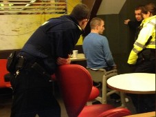 Детский стул в «Макдональдсе» «поймал» мужчину