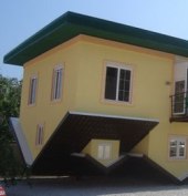 «Дом вверх дном» привлекает туристов в Геленджике