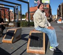 Бостонские скамейки «научились» заряжать гаджеты