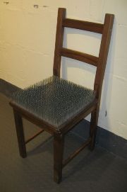 В школьном музее установили стул, утыканный гвоздями
