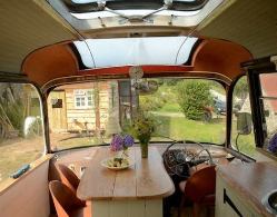 Garden Bus House: мебель для старого автобуса