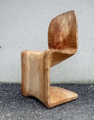 Немецкий студент изготовил стул Вернера Пантона из ствола бука