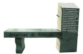 Гранитная скамейка для атеистов установлена в США
