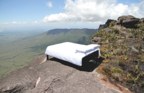 В рекламных целях кровать доставили на вершину горы