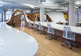 Стол на 125 человек для современного офисного пространства