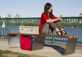 В Бостоне можно заряжать гаджеты от уличной мебели