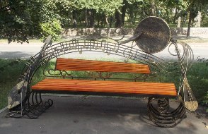 В Абакане установили арт-скамейку с музыкальным уклоном