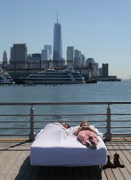 Семь двуспальных кроватей установили на Манхэттене