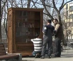 Уличный книжный шкаф отреставрировали во Владивостоке