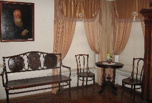 Старинную мебель выставили в тверском музее
