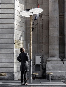 Уличный фонарь в Париже работает от солнца