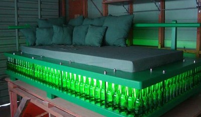 Кровать из пивных бутылок продали за 3 000 долларов