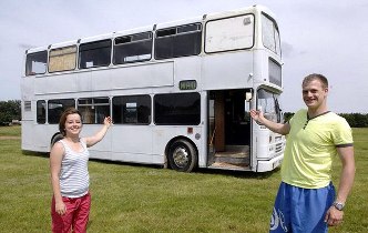 Британские молодожёны поселились в автобусе