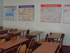 Учитель из Тувы заставил школьника держать стул над головой