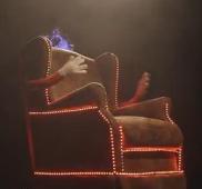 Кресло B-Day Chair научили обниматься